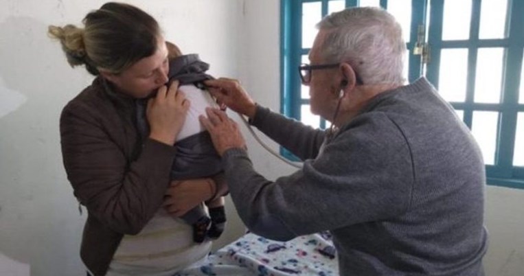 «Αυτό σημαίνει ιατρική»: 92χρονος παιδίατρος συνεχίζει να εργάζεται. Εξετάζει δωρεάν τα άπορα παιδιά