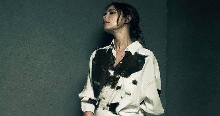 Ο ένας και μοναδικός τρόπος να φορέσεις κομψά το σκισμένο τζιν. Καν’ το όπως η Βικτόρια Μπέκαμ