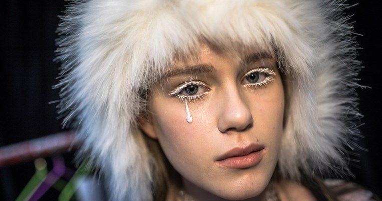 Αόρατο foundation καλύπτει τις ατέλειες. Φορώντας το όλοι θα σε ρωτούν τι έκανες στο πρόσωπό σου