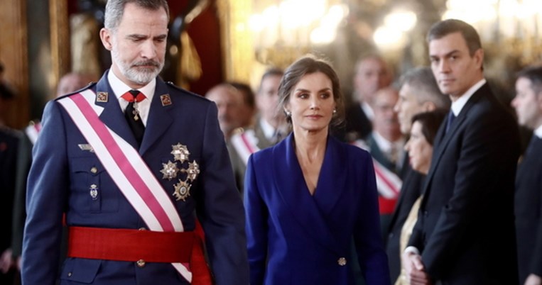 Η βασίλισσα Λετίσια φόρεσε το πιο στιλάτο παντελόνι από το πολυτελές «αδελφάκι» του Zara
