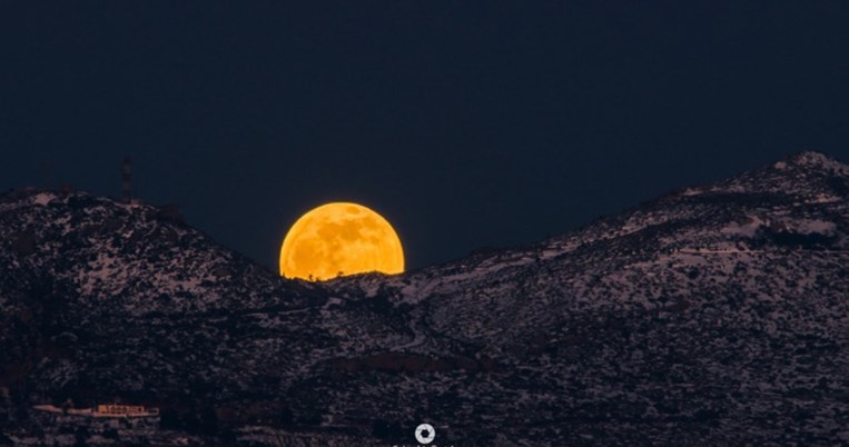 Κίτρινο ολόγιομο φεγγάρι ανατέλλει απ’ το λευκό βουνό: Μαγικές εικόνες στον ελληνικό ουρανό