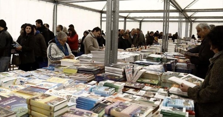 Χιλιάδες τίτλοι από ένα ευρώ. Αρχίζει και πάλι το Παζάρι Βιβλίου στην πλατεία Κοτζιά