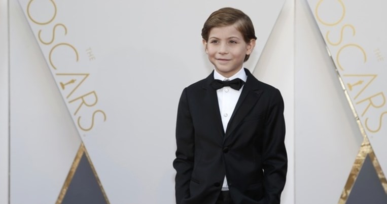 Δείτε τον hot αστυνομικό μπαμπά του Jacob Tremblay να ποζάρει με τη στολή του