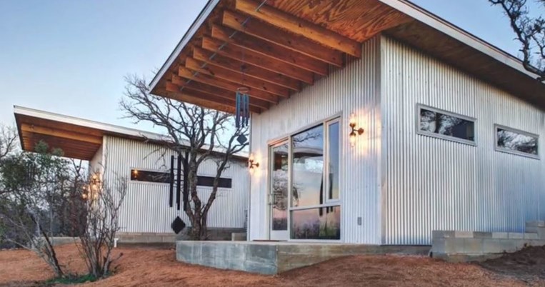 Κολλητοί φίλοι που δεν είχαν την ευκαιρία να συναντιούνται έχτισαν ένα «χωριό» για να ζήσουν παρέα