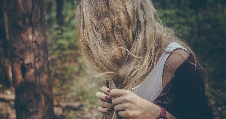 5 καθημερινές συνήθειες που καταστρέφουν τα μαλλιά σας