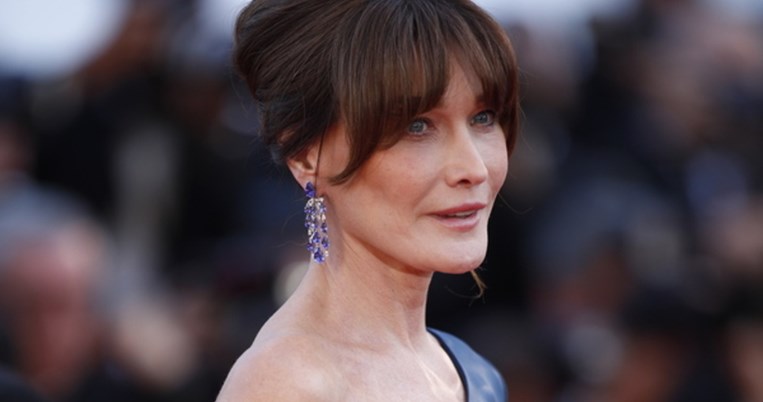 Ως Αγνή της Βοημίας: Η Κάρλα Μπρούνι φωτογραφίζεται σχεδόν άβαφη για το εξώφυλλο της Vogue