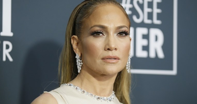 Η Τζένιφερ Λόπεζ με νέες ξανθές ανταύγειες: Έκανε ένα κλασικό λουκ να δείχνει έξτρα σύγχρονο 