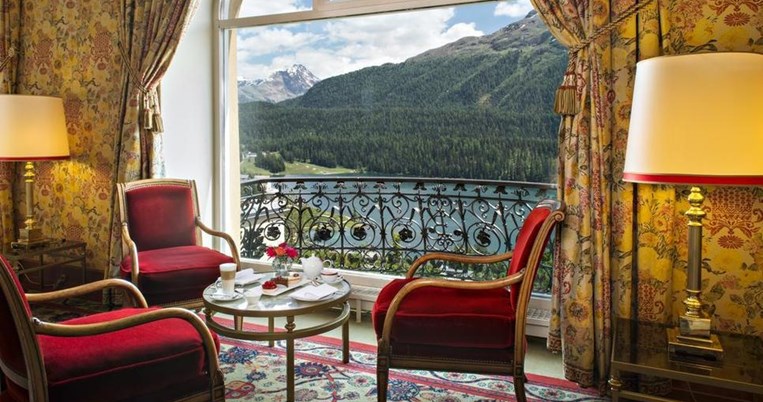 Μέσα στο πιο επιβλητικό και ιστορικό ξενοδοχείο του Σεν Μόριτζ η ζωή κυλά υπέροχα