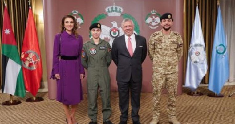 Έγραψε ιστορία: H κόρη της Ράνιας της Ιορδανίας είναι η πρώτη πιλότος Ενόπλων Δυνάμεων της χώρας της
