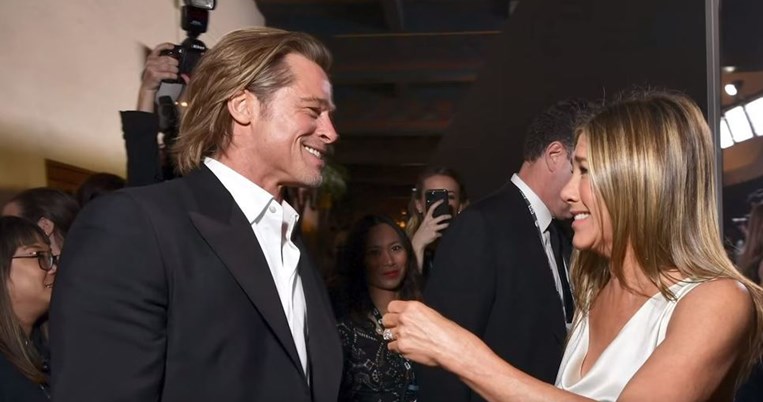 «Σα δύο μαγνήτες»: Μια ειδικός διαβάζει τη γλώσσα του σώματος στην πολύκροτη συνάντηση Πιτ & Άνιστον