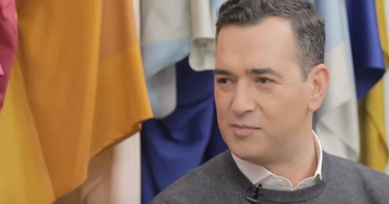 «Επειδή είμαι gay, δεν ενδιαφέρονται τα media για μένα»: Ο Άγγελος Μπράτης τολμά και γοητεύει