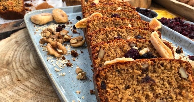 Κέικ βρώμης με αποξηραμένα φρούτα και καστανή ζάχαρη: Το «εναλλακτικό», πεντανόστιμο γλύκισμα 