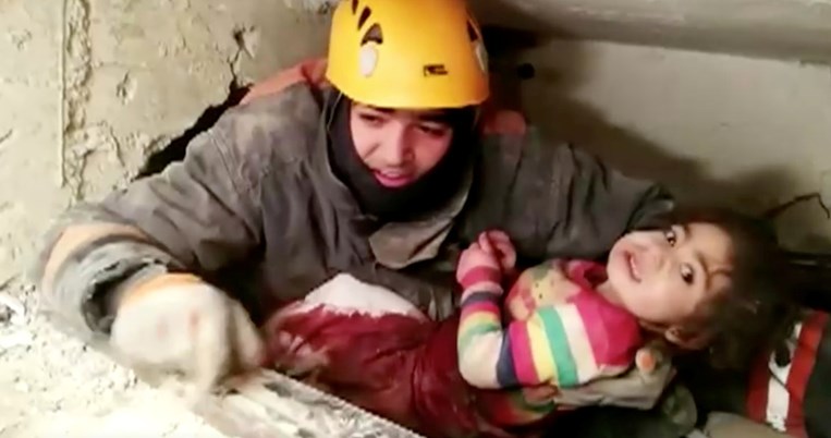 Σχεδόν 30 ώρες κάτω απ’ τα ερείπια: Μητέρα και 2χρονη κόρη ανασύρθηκαν ζωντανές στην Τουρκία