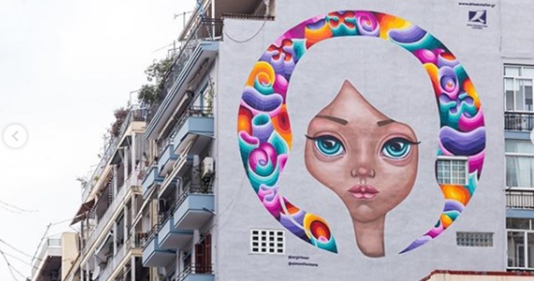 Ένα νέο mural painting στην οδό Ναυαρίνου της Θεσσαλονίκης χαρίζει χρώμα μέσα στο γκρίζο 