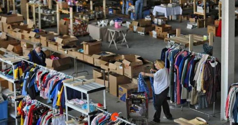 «Άνθρωποι που έχουν ανάγκη μπορούν να πάρουν δωρεάν ρούχα»: Στηρίζουμε την Humanitarian Bank 