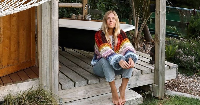 Το 2020 όλες οι fashion bloggers φορούν το τζιν παντελόνι με αυτό τον τρόπο. Κουλ και με χαρακτήρα