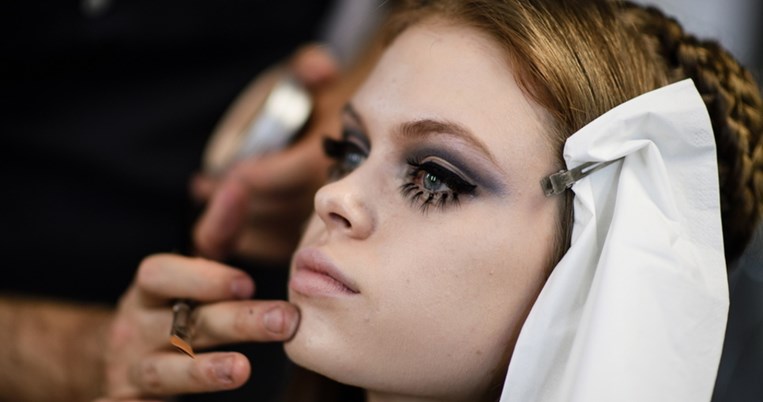 Μετά τα 40: Αυτό το foundation κάτω των 20 ευρώ λειτουργεί καλύτερα από φίλτρο του Instagram