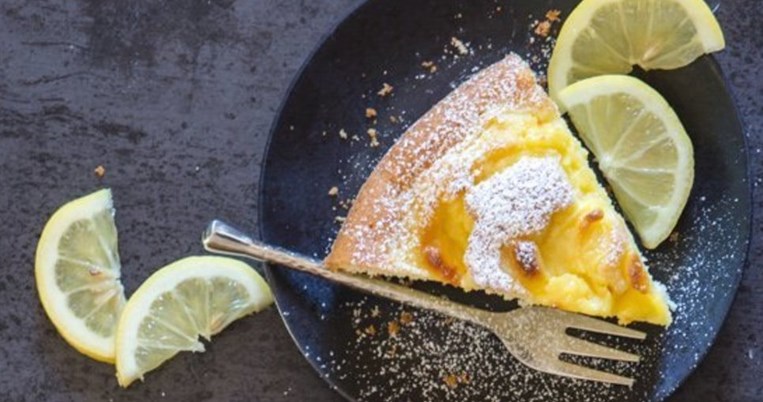 Ζουμερό κέικ λεμονιού γεμιστό με κρέμα λεμόνι: Όταν το γλυκό συναντάει το ξινό γίνονται θαύματα 