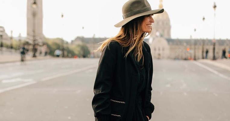 Το μοναδικό ντένιμ παντελόνι που φορούν πλέον οι Γαλλίδες. Άφησαν πίσω τους το skinny jean