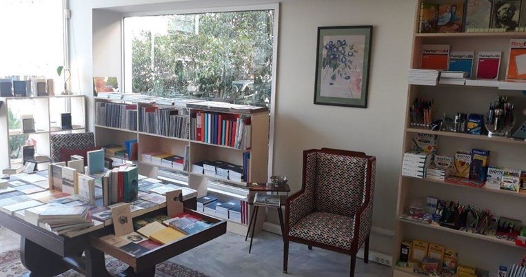 Liber: Ένα νέο μικρό βιβλιοπωλείο στην Αγία Παρασκευή αφηγείται μια μεγάλη ιστορία αγάπης