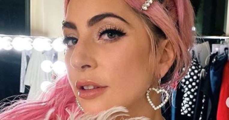 H Lady Gaga ανέβασε φωτογραφία στην αγκαλιά του νέου συντρόφου της και το ίνσταγκραμ ενθουσιάζεται