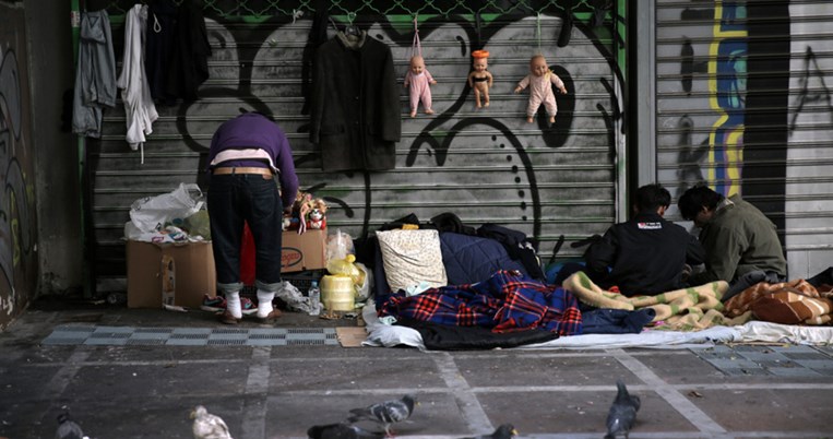 Καταφύγιο στην παγωνιά: Ποιες θερμαινόμενες αίθουσες ανοίγει ο Δήμος Αθηναίων για τους αστέγους