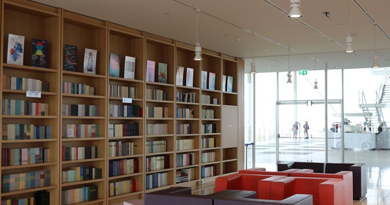 Ανοίγει για ανάγνωση η ομορφότερη γωνιά της Αθήνας με πανοραμική θέα στο λεκανοπέδιο