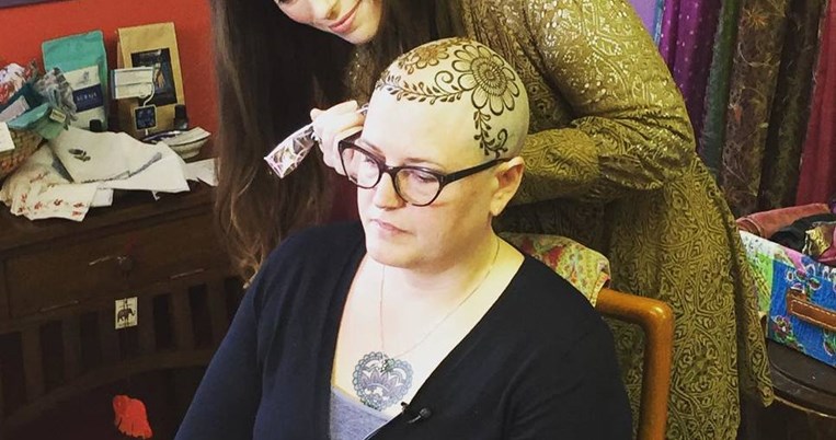 Ζωγραφίζει «στέμματα» από χένα σε γυναίκες που έχουν χάσει τα μαλλιά τους από χημειοθεραπείες