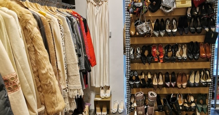 Μέσα στο στιλάτο «θησαυροφυλάκιο» του Second Hand Lux στη Χάρητος, στο Κολωνάκι 