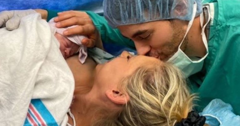 Οι τρυφερές φωτογραφίες του Ενρίκε Ιγκλέσιας με τη νεογέννητη κόρη του αμέσως μετά τον τοκετό