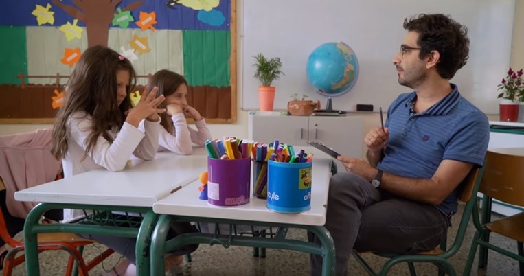 Μικρά παιδιά δίνουν τις πιο υπέροχα ανατρεπτικές απαντήσεις στο αιώνιο ερώτημα: «Τι είναι αγάπη;»