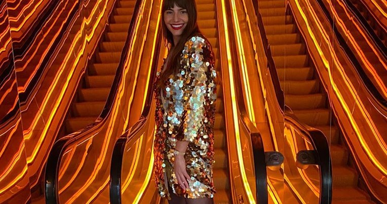 Η λεπτομέρεια στο καλσόν της Ηλιάνας Παπαγεωργίου που «γιορτάζει» τον έρωτα 