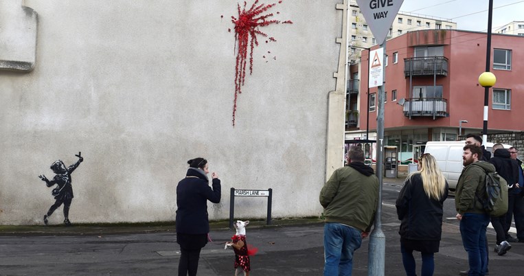Mήνυμα αγάπης από τον Banksy με νέο γκράφιτι στο Bristol 