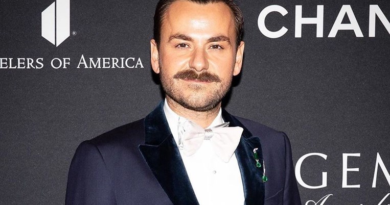 Ο Έλληνας κοσμηματοποιός με τις περίτεχνες κοπές πολύτιμων λίθων που στολίζει το διεθνές jet set