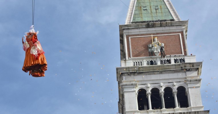 Ο «Άγγελος» πέταξε και φέτος πάνω από την πλατεία του Αγίου Μάρκου στη Βενετία.Το καρναβάλι ξεκίνησε