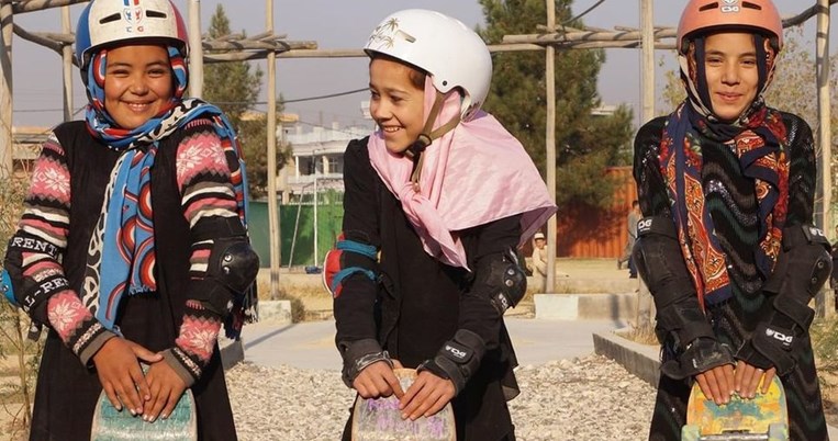 «Όταν πέφτεις, θα ξανασηκώνεσαι» διδάσκει το σκέιτμπορντ στα κορίτσια της Καμπούλ
