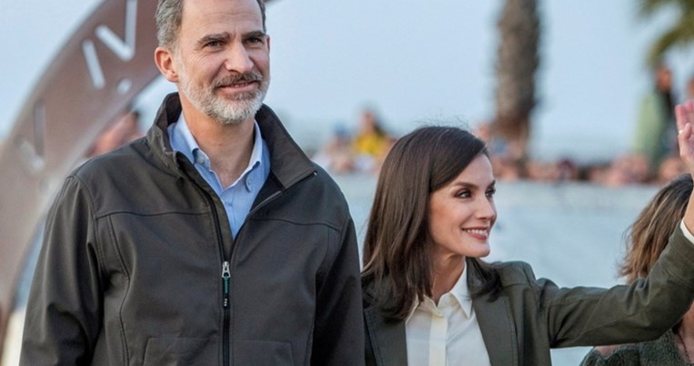 Το ωραιότερο total white λουκ της άνοιξης το φόρεσε η βασίλισσα Λετίσια και είναι από τα Mango