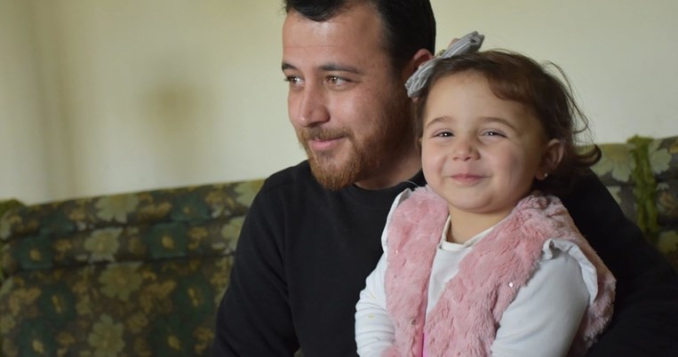«Είναι το παιχνίδι μας». Μπαμπάς στη Συρία μαθαίνει στην κόρη του να γελάει όταν πέφτουν οι βόμβες