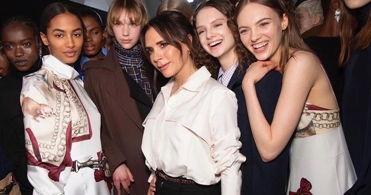 H Bίκτορια Μπέκαμ «ανακάλυψε» το νέο μήκος φούστας. Δεν είναι ούτε μακρύ, ούτε κοντό, ούτε μίντι