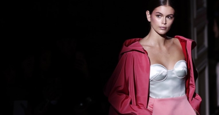 Κυκλοφορούν ανάμεσα μας: Η Κάια Γκέρμπερ επαναφέρει τα sneakers που «λιώσαμε» στην εφηβεία μας