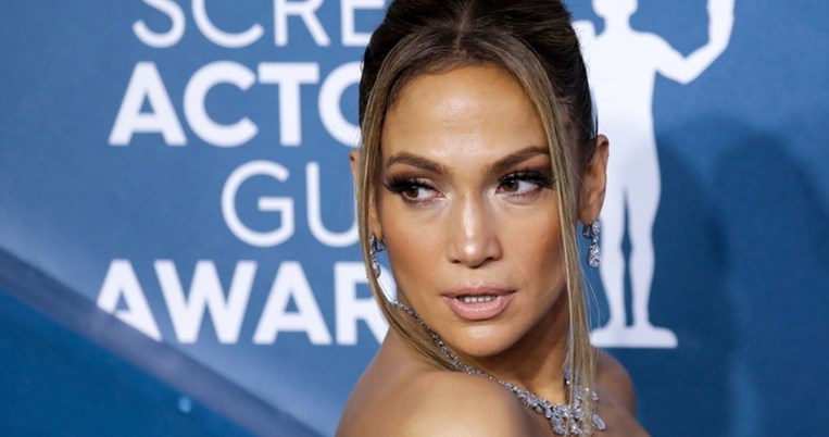 Όταν η Τζένιφερ Λόπεζ διαλέγει προσιτά και στιλάτα γυαλιά ηλίου ο υπόλοιπος πλανήτης ακολουθεί