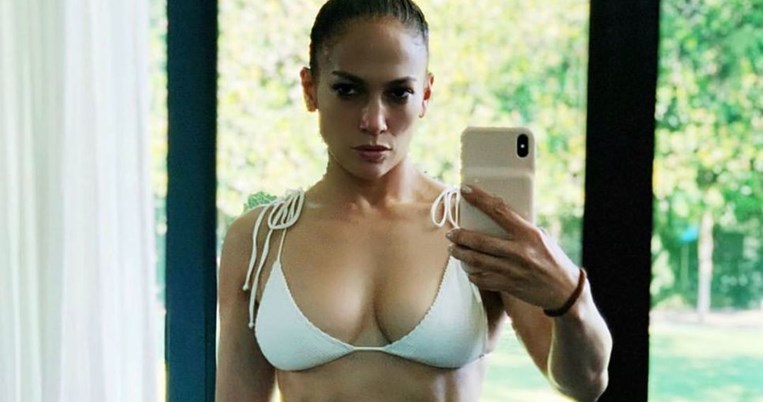 Εκατοντάδες γυναίκες κάνουν το ίδιο: H Jennifer Lopez ξεκινάει κίνημα body positivity με μια φωτό