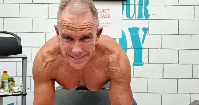 Το πείσμα και η θέληση του 62χρονου άντρα που έσπασε το παγκόσμιο ρεκόρ στην άσκηση σανίδα