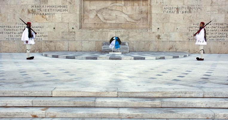 Τοποθετήθηκε επιτέλους η ράμπα για ΑμεΑ στο μνημείο του Άγνωστου Στρατιώτη