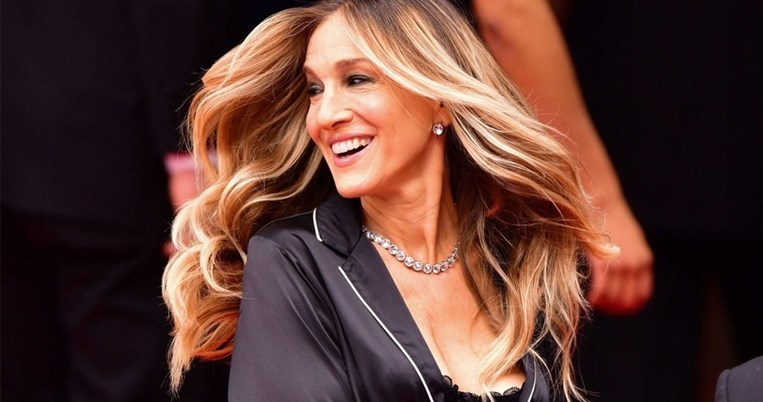 H Σάρα Τζέσικα Πάρκερ φοράει ξανά το πιο παράδοξο τρεντ ολόκληρου του Sex and the City