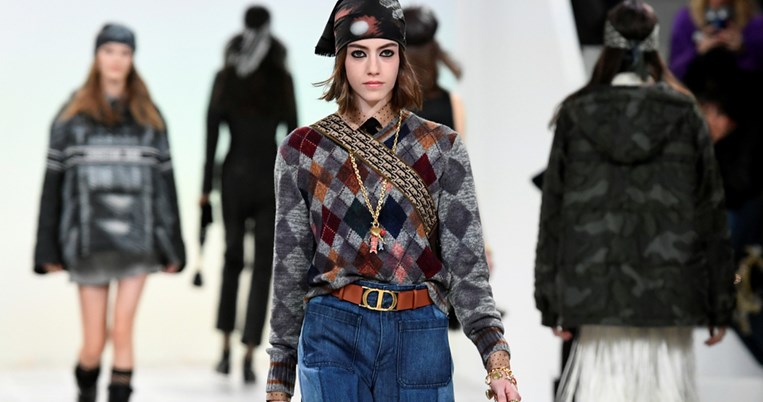 Tα 70's είναι ξανά εδώ. Η πασαρέλα του οίκου Dior, ωδή σε μία από τις πιο επαναστατικές δεκαετίες