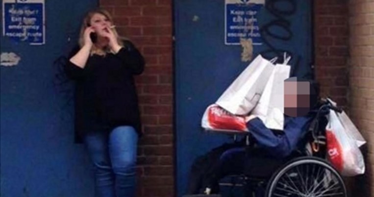 Υπάλληλος φιλανθρωπικής οργάνωσης φορτώνει τα ψώνια της σε ΑμεΑ 