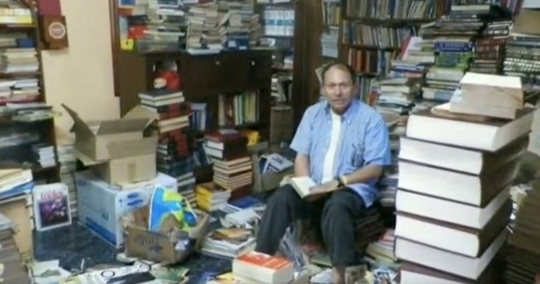 Οδηγός απορριμματοφόρου έφτιαξε βιβλιοθήκη για τα φτωχά παιδιά μαζεύοντας βιβλία από τα σκουπίδια
