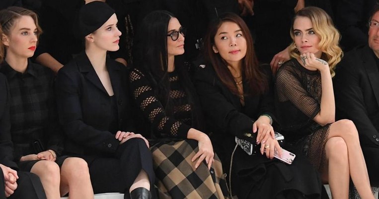 Οι διάσημες αφίξεις στο fashion show του οίκου Dior και τι φόρεσαν
