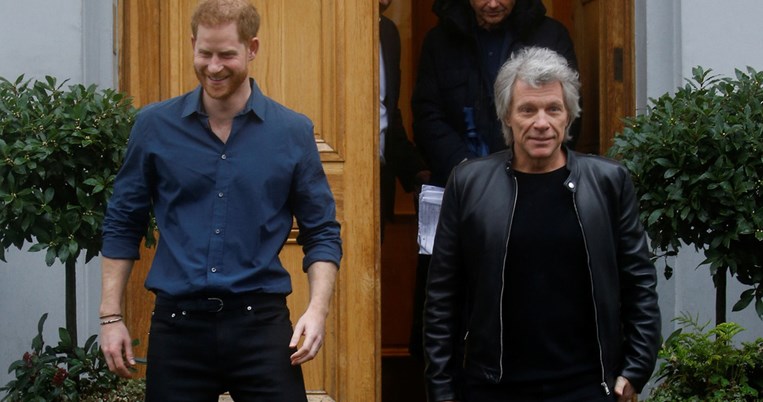 O πρίγκιπας Χάρι και ο Τζον Μπον Τζόβι αναβιώνουν το εξώφυλλο του Abbey Road των Beatles